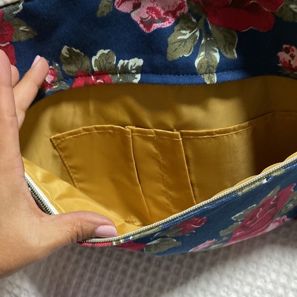 CoolBell Small Zippered Padded Laptop Tablet iPad Case-Red & Pink Roses Floral. - Picture 8 of 10